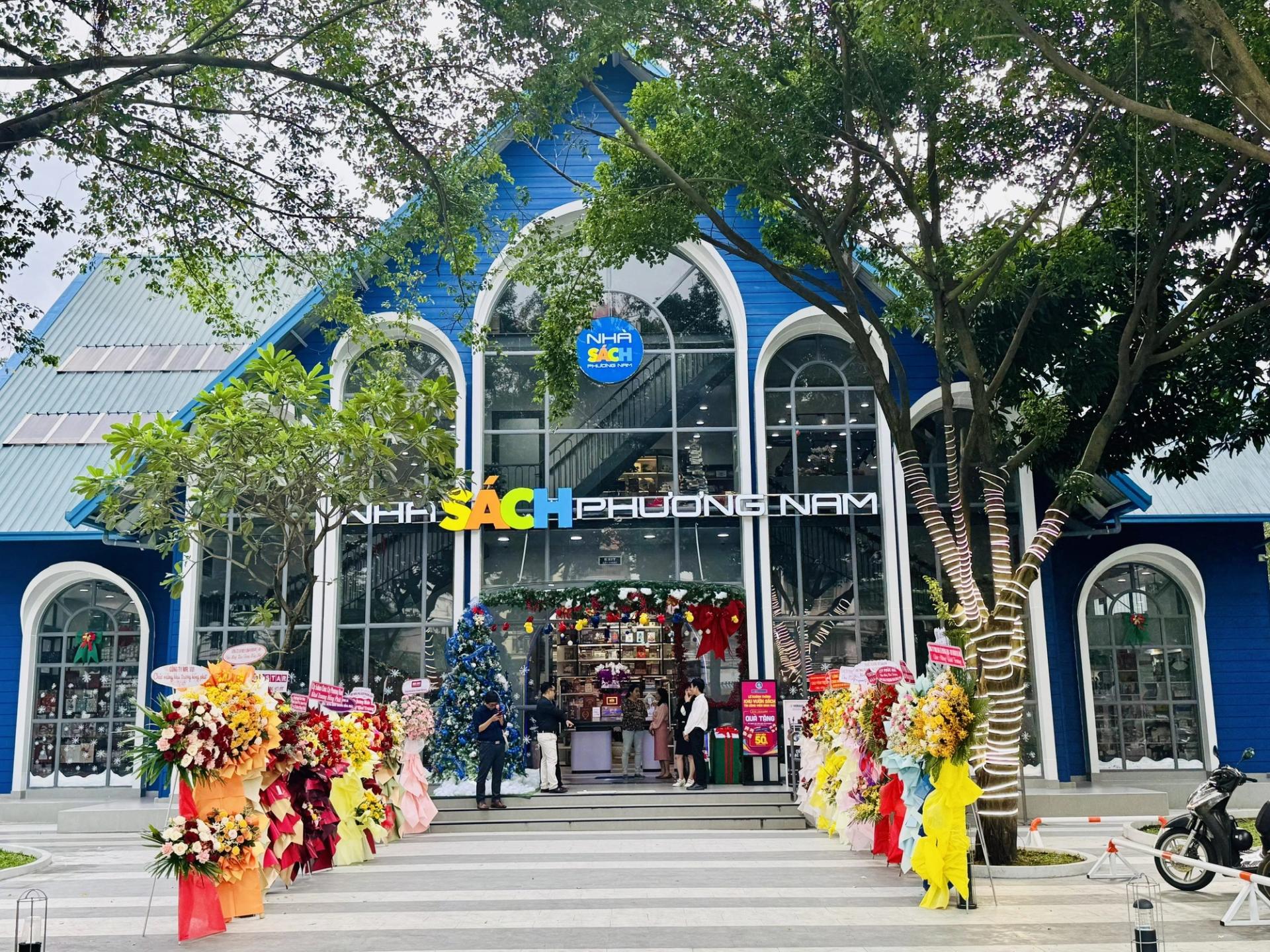 Cổng vào Nhà sách Phương Nam có nhiều cây xanh phủ bóng mát